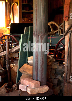 Ofenrohr von einem alten Holzofen Stockfoto