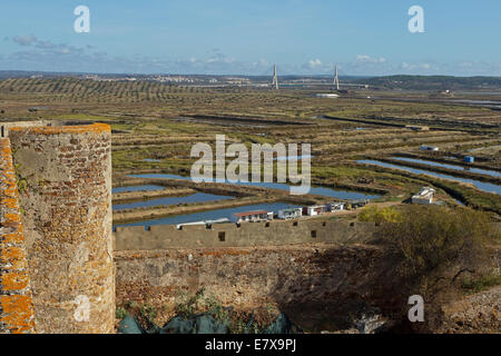 Blick vom maurischen Burg Castelo Castro Marim über das Naturschutzgebiet Reserva Natural do Sapal mit Salinas. Stockfoto