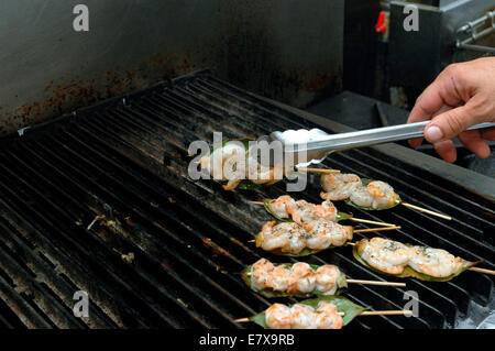 Garnelen Grillen am Spieß mit Limoncello am 28. Juni 2006.  (© Frances Roberts) Stockfoto