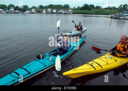 Kajakfahrer auf Paerdegat Becken mit der Sebago Kanu Club am 14. Juni 2006.  (© Frances Roberts) Stockfoto