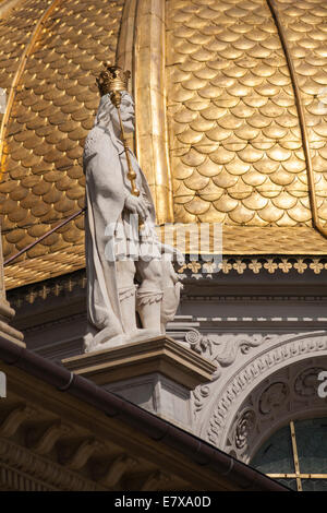 Statue vor der goldenen Kuppel des Sigismund Kapelle, Königsschloss Wawel auf Wawel in Krakau, Polen, im September Stockfoto