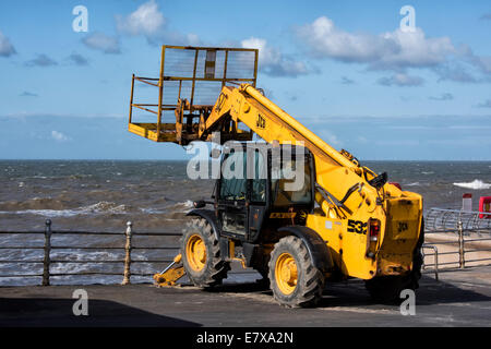 Eine unbemannte jcb Hebezeug oder 'Cherry Picker", die auf Blackpool Strandpromenade geparkt Stockfoto