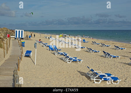 Sandstrand mit Liegestühlen auf der Isla de Tavira im Pedras del Rei Stockfoto