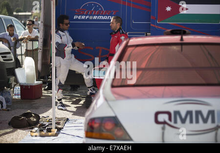 Teheran, Iran. 25. Sep, 2014. 25. September 2014 - Teheran - Qatari Rallyefahrer KHALIFA SALEH AL-ATTIYAH (2. R) und libanesischen Rallyefahrer ROGER FEGHALI (R) sprechen miteinander, während sie warten, Anfang 2014 Nahost-Rallye-Meisterschaft in der Nähe der Stadt von Shiraz in Fars Provinz etwa 900 Meilen (559) südlich von Teheran. Morteza Nikoubazl/ZUMAPRESS Credit: Morteza Nikoubazl/ZUMA Draht/Alamy Live-Nachrichten Stockfoto