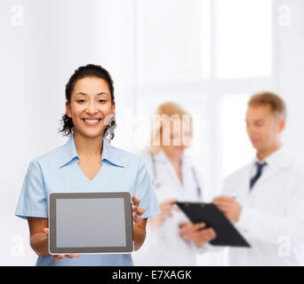 lächelnd Ärztin oder Krankenschwester mit TabletPC Stockfoto