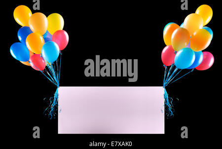 Urlaub-Banner mit bunten Luftballons, die isoliert auf schwarz Stockfoto
