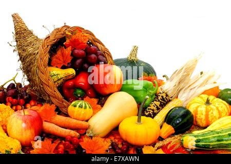 Füllhorn voller ausgewähltes Gemüse und Obst zu ernten Stockfoto