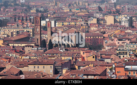 Bologna - Ausblick von Torre Asinelli auf st. Franziskus von Assisi Kirche Morgen Stockfoto