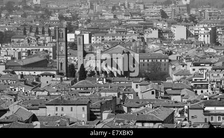 Bologna - Ausblick von Torre Asinelli auf st. Franziskus von Assisi Kirche Morgen Stockfoto