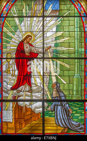 ROZNAVA, Slowakei - 19. April 2014: Die Fensterscheibe mit der Szene der Jesus erscheinen zu Saint Margaret Mary Alacoque Stockfoto