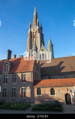 Brügge - Kirche unserer lieben Frau vom Hof des Saint John Hospital (Sint Janshospitaal) im Abendlicht Stockfoto