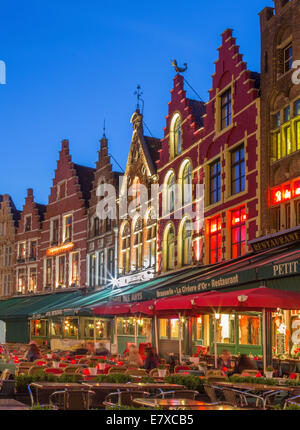 Brügge, Belgien - 11. Juni 2014: Die Häuser des Platzes "Grote Markt" in der Dämmerung. Stockfoto