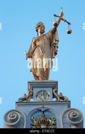 Brügge, Belgien - 12. Juni 2014: Die Statue der Gerechtigkeit an der Fassade des Haus am Burgplatz im Morgenlicht. Stockfoto