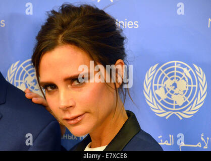 New York, NY, USA. 25. Sep, 2014. Victoria Beckham, britische Geschäftsfrau, Modedesignerin und Sängerin, stellt auf einer Pressekonferenz, wo sie während der Generaldebatte der 69. Sitzung der Generalversammlung der Vereinten Nationen am Sitz der Vereinten Nationen in New York, NY, USA, 25. September 2014 UNAIDS International Goodwill Ambassador ernannt wurde. Foto: Chris Melzer, Dpa/Alamy Live News Stockfoto