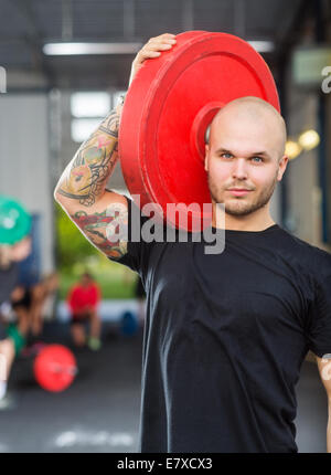 Mann mit Gewichtheben Platte Stockfoto