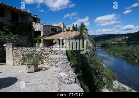 Dorf Aigueze. Blick vom Fluss Ardèche, Gard, Languedoc-Roussillon, Frankreich, Europa. Stockfoto