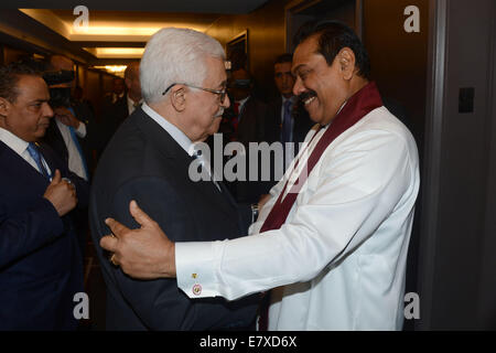 New York, New York, USA. 25. Sep, 2014. Palästinensischen Präsidenten Mahmoud Abbas trifft sich mit Sri-lankischen Präsidenten Mahinda Rajapaksa am Rande der UNO-Generalversammlung in New York, USA, 25. September 2014 Credit: Thaer Ganaim/APA Bilder/ZUMA Draht/Alamy Live News Stockfoto