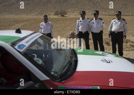 Teheran, Iran. 25. Sep, 2014. 25. September 2014 - Teheran - iranischer Traffic Polizisten stehen hinter einem Auto während der 2014 Nahost-Rallye-Meisterschaft in der Nähe der Stadt von Shiraz in Fars Provinz etwa 900 Meilen (559) südlich von Teheran. Morteza Nikoubazl/ZUMAPRESS Credit: Morteza Nikoubazl/ZUMA Draht/Alamy Live-Nachrichten Stockfoto