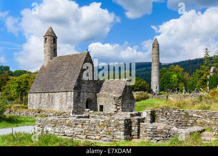 St. Kevin-Kirche und der Rundturm in der alten Klostersiedlung Glendalough, County Wicklow, Irland Stockfoto