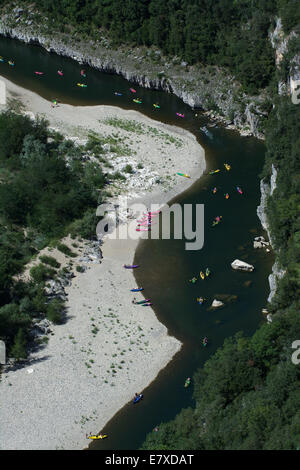 Hinunter Ardèche auf Kanu, Ardeche, Rhône-Alpes, Frankreich Stockfoto