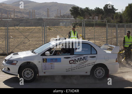 Teheran, Iran. 25. Sep, 2014. 25. September 2014 - Teheran - katarischer Rallyefahrer KHALIFA SALEH AL-ATTIYAH treibt seine Mitsubishi während der 2014-Nahost-Rallye-Meisterschaft in der Nähe der Stadt von Shiraz in Fars Provinz etwa 900 Meilen (559) südlich von Teheran. Morteza Nikoubazl/ZUMAPRESS Credit: Morteza Nikoubazl/ZUMA Draht/Alamy Live-Nachrichten Stockfoto