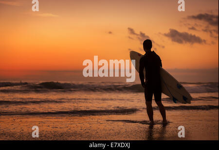 Silhouette eines Surfers, den Sonnenuntergang, Strand von Sanur, Bali, Indonesien, Asien Stockfoto