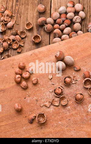 Bio rissige Haselnüsse auf einem Holzbrett Stockfoto