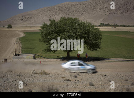 Teheran, Iran. 25. Sep, 2014. 25. September 2014 - Teheran - iranischer Rallyefahrer ALI SHEYBANI treibt seinen Renault-L90 während der 2014-Nahost-Rallye-Meisterschaft in der Nähe der Stadt von Shiraz in Fars Provinz etwa 900 Meilen (559) südlich von Teheran. Morteza Nikoubazl/ZUMAPRESS Credit: Morteza Nikoubazl/ZUMA Draht/Alamy Live-Nachrichten Stockfoto