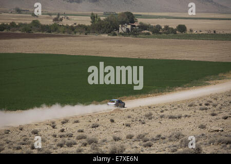 Teheran, Iran. 25. Sep, 2014. 25. September 2014 - Teheran - iranischer Rallyefahrer MOHSEN ABUTORABIAN treibt seinen Peugeot 405 während der 2014-Nahost-Rallye-Meisterschaft in der Nähe der Stadt von Shiraz in Fars Provinz etwa 900 Meilen (559) südlich von Teheran. Morteza Nikoubazl/ZUMAPRESS Credit: Morteza Nikoubazl/ZUMA Draht/Alamy Live-Nachrichten Stockfoto