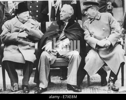 Jalta, Krim, Ukraine. 6. Februar 1945. Historisches Archiv des zweiten Weltkriegs: (L-R) der britische Premierminister WINSTON CHURCHILL, US-Präsident FRANKLIN DELANO ROOSEVELT und der sowjetische Premier JOSEPH STALIN sitzen nebeneinander auf der Konferenz von Jalta 1945. Der Jalta-Konferenz fand in einem russischen Ferienort auf der Krim vom 4. bis zum 11. Februar 1945 im zweiten Weltkrieg. In Jalta machte Roosevelt, Churchill und Stalin wichtige Entscheidungen über den weiteren Verlauf des Krieges und der Nachkriegszeit. © KEYSTONE Pictures/ZUMAPRESS.com/Alamy Live-Nachrichten Stockfoto