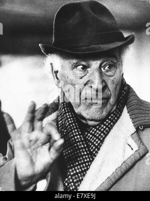 28. März 1985 - Nizza, Frankreich - war MARC CHAGALL (6. Juli 1887 - 28. März 1985) französische Maler russisch-jüdischer Herkunft, die in Belarus, damals Teil des russischen Reiches geboren wurde. Unter den berühmten Malern des 20. Jahrhunderts und einer frühen modernistischen er war verbunden mit mehreren großen künstlerischen Stile und schuf Werke in praktisch jedem künstlerischen Medium, einschließlich Malerei, Buchillustrationen, Glasmalerei, Bühnenbilder, Keramik, Wandteppiche und Fine Art prints. Bild: 5. Juli 1973 - Nizza, Frankreich, MARC CHAGALL Chagall Nationalmuseum in Nizza, öffnet nach der Rückkehr aus einem tr Stockfoto