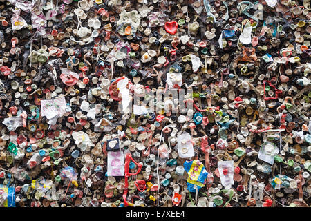 Bubblegum Alley in der Innenstadt von San Luis Obispo, CA.  eine touristische Sehenswürdigkeit der eine Gasse mit gekaut Bubblegums saugen an den Wänden. Stockfoto