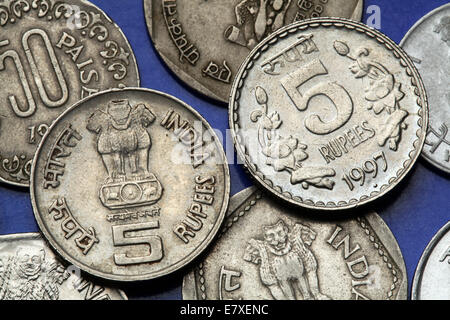 Münzen von Indien. Sarnath Löwe Hauptstadt von Ashoka diente als Staatswappen von Indien in der indischen fünf Rupien-Münze abgebildet. Stockfoto