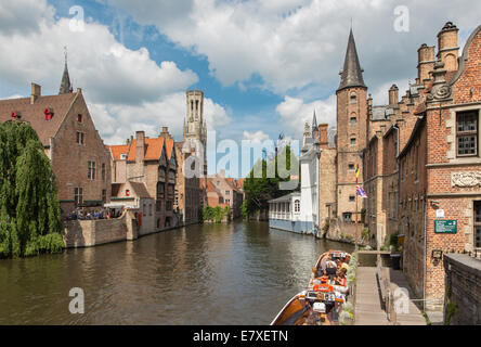 Brügge, Belgien - 13. Juni 2014: Blick vom Rozenhoedkaai in Brügge mit dem Perez de Malvenda Haus und Belfort van Brugge Stockfoto