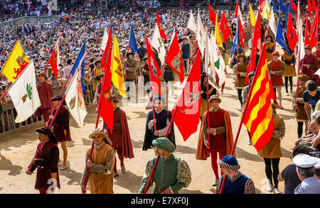 Parade Flaggenträger bei der historischen Parade vor das Pferderennen Palio di Siena, Siena, Toskana, Italien Stockfoto