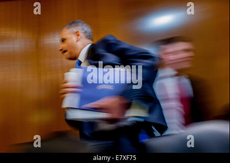 Justizminister ERIC HOLDER von seinem Amt zurücktritt, so das Justizministerium. Er bleibt im Amt, bis ein Nachfolger ernannt und bestätigt ist. Halter, 82. Attorney General und der erste Afroamerikaner in dieser Position dienen hatte zuvor gesagt, er plante, Büro bis Ende dieses Jahres verlassen. Im Bild - kommt 8. März 2012 - Washington, District Of Columbia, US - Justizminister Eric Holder, um vor dem Senatsausschuss Mittel auf dem Capitol Hill am Donnerstag über das FY2013 Budget für das Justizministerium zu bezeugen. (Credi Stockfoto