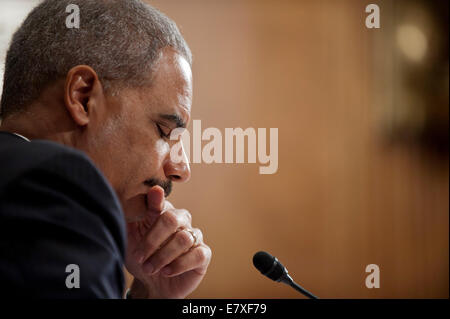 Justizminister ERIC HOLDER von seinem Amt zurücktritt, so das Justizministerium. Er bleibt im Amt, bis ein Nachfolger ernannt und bestätigt ist. Halter, 82. Attorney General und der erste Afroamerikaner in dieser Position dienen hatte zuvor gesagt, er plante, Büro bis Ende dieses Jahres verlassen. Abgebildet - 8. November 2011 - Washington, District Of Columbia, USA - sagte US-Justizminister Eric H. Holder Jr. vor der Justizausschuss des Senats über eine umstrittene verdeckte Ermittlung führte durch das Bureau of Alcohol, Tobacco, Tanne Stockfoto