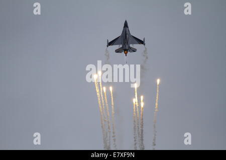 Palaio Faliro, Griechenland. 25. September 2014. BIN eine f-16 Fighting Falcon von der belgischen Luftwaffe schießt absteigt in die Luft, wie es über dem Meer am Palaio Faliro fliegt. Die public Displays von Tatoi Flugschau, ist Teil der 3. Athen fliegen Woche begann mit einer Pre-Show mit Fly over an der Küste von Palaio Faliro in der Nähe von Athen. Bildnachweis: Michael Debets/Alamy Live-Nachrichten Stockfoto