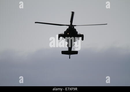 Palaio Faliro, Griechenland. 25. September 2014. Eine Boeing AH-64 Apache Kampfhubschrauber aus der hellenischen Heeresflieger führt auf der Luftfahrtmesse Palaio Faliro vor. Die public Displays von Tatoi Flugschau, ist Teil der 3. Athen fliegen Woche begann mit einer Pre-Show mit Fly over an der Küste von Palaio Faliro in der Nähe von Athen. Bildnachweis: Michael Debets/Alamy Live-Nachrichten Stockfoto