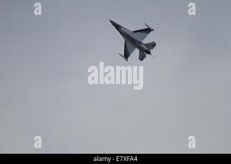 Palaio Faliro, Griechenland. 25. September 2014. BIN eine f-16 Fighting Falcon von der belgischen Luftwaffe führt auf der Luftfahrtmesse Palaio Faliro vor.  Die public Displays von Tatoi Flugschau, ist Teil der 3. Athen fliegen Woche begann mit einer Pre-Show mit Fly over an der Küste von Palaio Faliro in der Nähe von Athen. Bildnachweis: Michael Debets/Alamy Live-Nachrichten Stockfoto