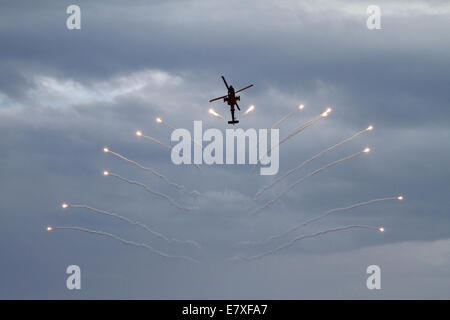 Palaio Faliro, Griechenland. 25. September 2014. Eine Boeing AH-64 Apache Kampfhubschrauber aus der hellenischen Heeresflieger schießt absteigt in die Luft, wie es über das Meer in Palaio Faliro fliegt. Die public Displays von Tatoi Flugschau, ist Teil der 3. Athen fliegen Woche begann mit einer Pre-Show mit Fly over an der Küste von Palaio Faliro in der Nähe von Athen. Bildnachweis: Michael Debets/Alamy Live-Nachrichten Stockfoto