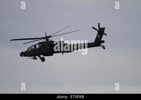 Palaio Faliro, Griechenland. 25. September 2014. Eine Boeing AH-64 Apache Kampfhubschrauber aus der hellenischen Heeresflieger führt auf der Luftfahrtmesse Palaio Faliro vor. Die public Displays von Tatoi Flugschau, ist Teil der 3. Athen fliegen Woche begann mit einer Pre-Show mit Fly over an der Küste von Palaio Faliro in der Nähe von Athen. Bildnachweis: Michael Debets/Alamy Live-Nachrichten Stockfoto