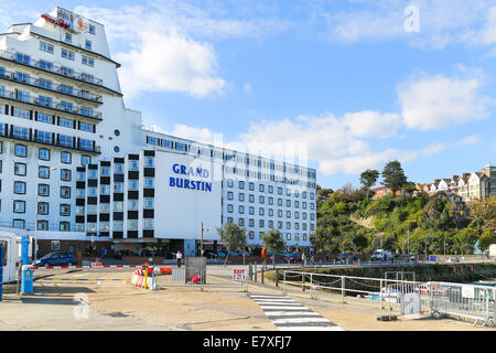 Folkestone, Großbritannien. 25. September 2014. 130 Migranten werden in The Grand Burstin Hotel in Folkestone, Kent, UK ausgehängt wird, während ihre Asylanträge von den britischen Home Office bearbeitet werden, viele dieser Migranten haben illegal eingereist. Die Gruppe zog nach Folkestone, Überbelegung in Zentren in London zu erleichtern. Die Migranten aus Eritrea, Syrien, Afghanistan, Libyen, Irak und Iran werden für mindestens zwei Wochen im £40 pro Nacht Hotel übernachten. Bildnachweis: Stephen Französisch/Alamy Live-Nachrichten Stockfoto