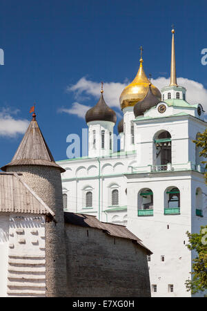 Die Dreifaltigkeits-Kathedrale befindet sich seit 1589 im Pskower Kreml. Alte Russisch-orthodoxe Kirche Stockfoto