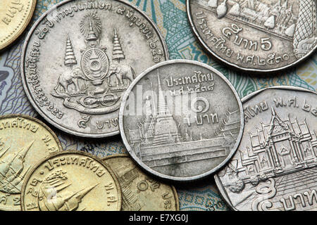 Münzen von Thailand. Wat Phra Kaew oder der Tempel des Smaragd-Buddha in Bangkok, Thailand, in Thai Baht eine Münze dargestellt. Stockfoto