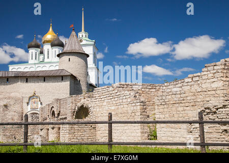 Die Dreifaltigkeitskathedrale. Alte russische orthodoxe Kirche seit 1589 befindet sich im Pskower Kreml Stockfoto