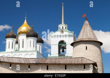 Die Dreifaltigkeits-Kathedrale befindet sich seit 1589 im Pskower Kreml. Alte russische orthodoxe Kirche Stockfoto