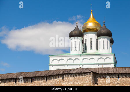 Die Dreifaltigkeits-Kathedrale befindet sich seit 1589 in Pskow Krom oder Kreml. Alte russische orthodoxe Kirche Stockfoto