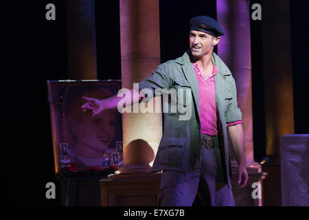 Fototermin für das Musical Evita im Dominion Theatre, London. Marti Pellow als Che und Madalena Alberto als Eva Stockfoto