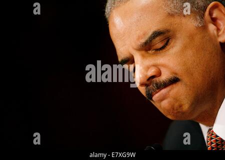 Datei. 25. Sep, 2014. Justizminister ERIC HOLDER von seinem Amt zurücktritt, so das Justizministerium. Er bleibt im Amt, bis ein Nachfolger ernannt und bestätigt ist. Halter, 82. Attorney General und der erste Afroamerikaner in dieser Position dienen hatte zuvor gesagt, er plante, Büro bis Ende dieses Jahres verlassen. Bild - 14. April 2010 - Washington, District Of Columbia, USA - zeugt von Justizminister ERIC HOLDER vor einer Anhörung der Justizausschuss des Senats auf "Aufsicht über das US Department of Justice". Inhaber war harte Fragen t gefragt. Stockfoto